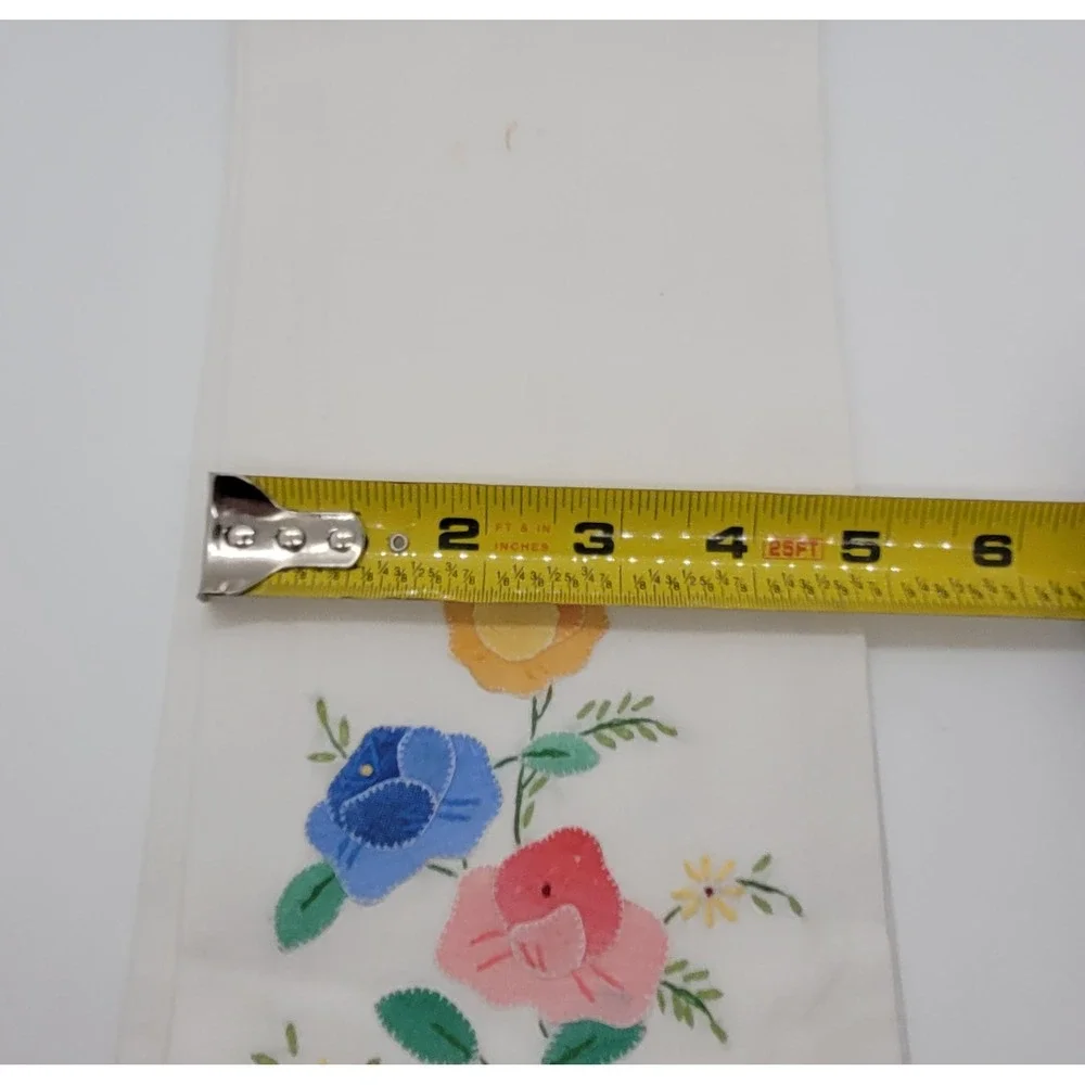 Vintage Embroidered Floral Hand Towels Set of 2 White Scalloped Edge Cottagecore